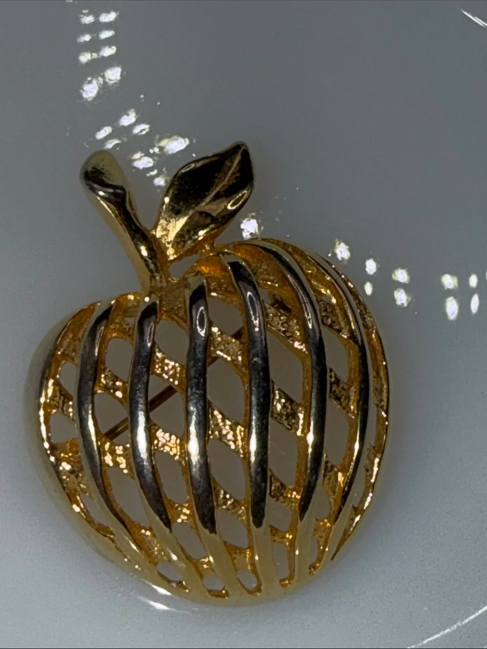 Vintage pretty Gold Tone Openwork Apple Brooch pin unsigned